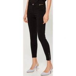 Spodnie skinny z zamkami - Czarny. Czarne spodnie damskie Mohito, bez wzorów, z jeansu. Za 119,99 zł.
