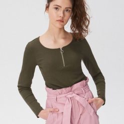 Bluzka z ozdobnym zamkiem - Khaki. Brązowe bluzki damskie Sinsay, s, bez wzorów, bez kołnierzyka, bez rękawów. Za 24,99 zł.