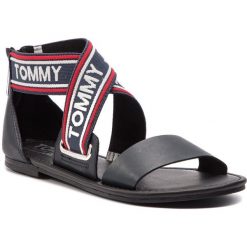 Sandały TOMMY JEANS - Pop Webbing Flat Sandal EN0EN00437 Midnight 403. Niebieskie klapki damskie Tommy Jeans, bez wzorów, z jeansu, bez obcasa, na obcasie. W wyprzedaży za 289,00 zł.