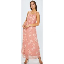 Vero Moda - Sukienka Rome. Różowe sukienki damskie rozkloszowane marki Vero Moda, na co dzień, s, z poliesteru, casualowe, z okrągłym kołnierzem, na ramiączkach, maxi. W wyprzedaży za 79,90 zł.