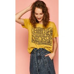 Medicine - T-shirt by Keith Haring. Żółte bluzki damskie MEDICINE, s, z nadrukiem, z bawełny, casualowe, z okrągłym kołnierzem, z krótkim rękawem. W wyprzedaży za 49,90 zł.