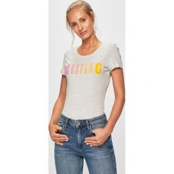 Mustang - T-shirt. Szare bluzki damskie Mustang, s, z nadrukiem, z bawełny, z okrągłym kołnierzem. Za 79,90 zł.