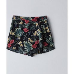Spódnico spodenki z wiskozy - Czarny. Czarne szorty damskie Cropp, bez wzorów, z wiskozy. W wyprzedaży za 34,99 zł.