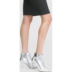 Srebrne Botki Shine Brightly. Szare botki damskie na obcasie marki vices, na jesień, z materiału, ze szpiczastym noskiem, na wysokim obcasie, na zamek. Za 119,99 zł.