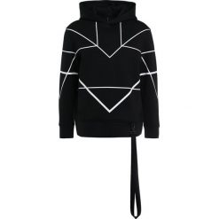 Neil Barrett BLACKBARRETT SYMMETRIC LINES HOODIE Bluza z kapturem black/white. Czarne bluzy męskie rozpinane marki Neil Barrett BLACKBARRETT, l, z materiału, z kapturem. W wyprzedaży za 452,70 zł.