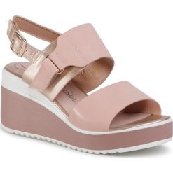 Sandały BETSY - 907046/02-02 Light Pink/Gold. Różowe klapki damskie Betsy, bez wzorów, ze skóry ekologicznej, bez obcasa, na koturnie. W wyprzedaży za 139,00 zł.