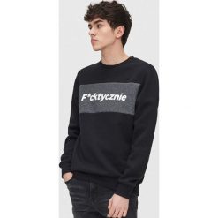 Bluza z napisem - Czarny. Czarne bluzy damskie Cropp, s, z napisami, bez kołnierzyka, bez rękawów, bez kaptura. Za 79,99 zł.