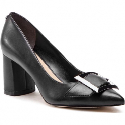 Półbuty GUESS - FL5DEN LEA08 BLACK. Czarne creepersy damskie Guess, z aplikacjami, ze skóry ekologicznej, eleganckie, na obcasie. Za 689,00 zł.