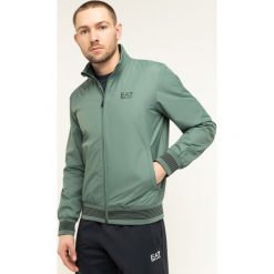 Kurtka bomber EA7 Emporio Armani Train Logo 3HPB28 PN27Z 1858. Zielone kurtki męskie EA7 Emporio Armani, m, bez wzorów, z poliamidu, bez kaptura. W wyprzedaży za 549,00 zł.