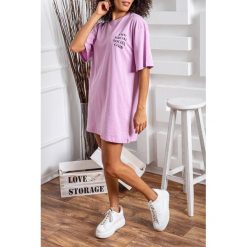 Tunika BERDOSIA PINK. Fioletowe tuniki damskie IVET, z nadrukiem, bez kołnierzyka, z krótkim rękawem. W wyprzedaży za 39,00 zł.