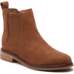 Sztyblety CLARKS - Clarkdale Arlo 261380604 Dark Tan Suede. Pomarańczowe kozaki damskie Clarks, ze skóry, bez obcasa, bez zapięcia. W wyprzedaży za 269,00 zł.