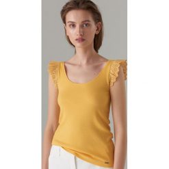Dzianinowy top - Żółty. Żółte topy damskie Mohito, s, bez wzorów, z dzianiny, bez kołnierzyka. Za 39,99 zł.