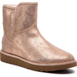 Buty UGG - W Abree Mini Satardust 1094675 W/Rgl. Różowe kozaki damskie marki Ugg, ze skóry, bez obcasa, bez zapięcia. W wyprzedaży za 659,00 zł.