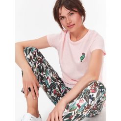 T-shirt z aplikacją. Zielone t-shirty damskie Top Secret, z aplikacjami, z bawełny, bez kołnierzyka. W wyprzedaży za 24,99 zł.