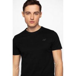 T-shirt męski TSM300 - głęboka czerń. Szare koszulki męskie 4f, m, bez wzorów, bez kołnierzyka, bez rękawów. Za 39,99 zł.