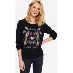BLUZA NIEROZPINANA DAMSKA, Z HAFTEM. Czarne bluzy damskie marki Top Secret, na lato, z nadrukiem, z jeansu, z krótkim rękawem, krótkie, bez kaptura. W wyprzedaży za 79,99 zł.