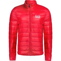 Kurtka puchowa EA7 EMPORIO ARMANI. Czerwone płaszcze męskie EA7 Emporio Armani, z nadrukiem, z puchu, bez kaptura. W wyprzedaży za 480,00 zł.
