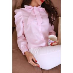 Koszula damska LIANORA PINK. Różowe bluzki damskie IVET, na co dzień, bez wzorów, eleganckie, bez kołnierzyka, z długim rękawem. W wyprzedaży za 49,00 zł.