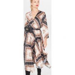 Kopertowa sukienka z motywem chain print - Czarny. Czarne sukienki damskie Mohito, bez wzorów, bez kołnierzyka, bez rękawów, kopertowe. Za 179,99 zł.