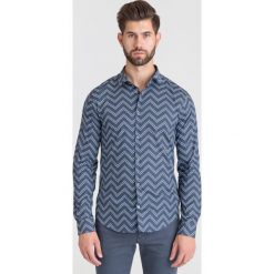 KOSZULA EMPORIO ARMANI WE WZÓR. Szare koszule męskie Emporio Armani, xl, bez wzorów, z elastanu, z włoskim kołnierzykiem, bez rękawów. Za 324,50 zł.
