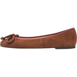 Pretty Ballerinas ANGELIS Baleriny vilmius/marron. Brązowe baleriny damskie marki Pretty Ballerinas, bez wzorów, ze skóry, klasyczne, bez obcasa. Za 549,00 zł.