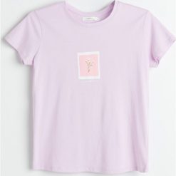 T-shirt z nadrukiem - Fioletowy. Fioletowe t-shirty damskie Reserved, s, z nadrukiem, bez kołnierzyka. W wyprzedaży za 15,99 zł.