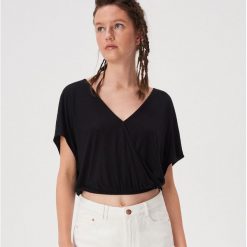 Kimonowy t-shirt z kopertowym dekoltem - Czarny. Czarne t-shirty damskie Sinsay, s, bez wzorów, bez kołnierzyka. W wyprzedaży za 14,99 zł.