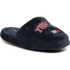 Kapcie TOMMY HILFIGER - Slipper Bule T3B1-30547-0810 M Blue 800. Niebieskie sandały chłopięce TOMMY HILFIGER, z tworzywa sztucznego, bez zapięcia. Za 119,00 zł.