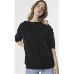 Czarna Bluzka Doriedah. Czarne bluzki damskie Born2be, xl, bez wzorów, bez kołnierzyka, bez rękawów. W wyprzedaży za 54,99 zł.