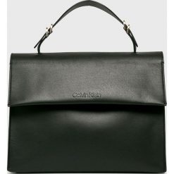 Calvin Klein - Torebka. Czarne torebki klasyczne damskie marki Calvin Klein, w paski, ze skóry ekologicznej, na ramię, średnie. W wyprzedaży za 999,90 zł.