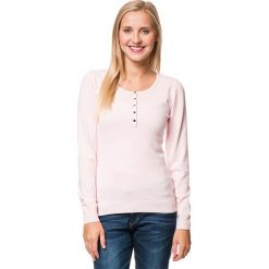 Swetry klasyczne damskie: Sweter w kolorze jasnoróżowym