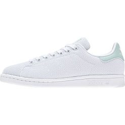 Białe Buty adidas Originals Stan Smith W CQ2822. Białe buty sportowe damskie Adidas, w paski, z dzianiny, klasyczne. W wyprzedaży za 399,00 zł.