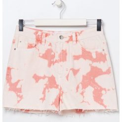 Jeansowe szorty tie dye -. Szorty damskie Sinsay, bez wzorów, z jeansu. W wyprzedaży za 19,99 zł.