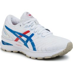 Buty ASICS - Gel-Nimbus 22 1012A665 White/Electric Blue 100. Białe buty sportowe damskie Asics, bez wzorów, ze skóry ekologicznej, sportowe, do biegania. Za 749,00 zł.