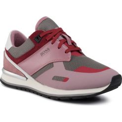 Sneakersy BOSS - Nina 50424865 10224328 01 Light/Pastel Pink 685. Różowe półbuty damskie Boss, na co dzień, bez wzorów, z zamszu, bez obcasa, na płaskiej podeszwie, bez zapięcia. Za 749,00 zł.