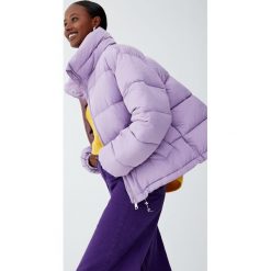Pikowana kurtka z wysokim kołnierzem. Szare kurtki damskie pikowane marki Pull&Bear. Za 139,00 zł.