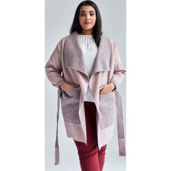 Różowy płaszcz kardigan Klara duże rozmiary dla puszystych PLUS SIZE WIOSNA. Różowe płaszcze damskie Moda Size Plus Iwanek, xl, bez wzorów, z bawełny. W wyprzedaży za 119,00 zł.