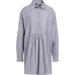 McQ Alexander McQueen Sukienka koszulowa blue. Niebieskie sukienki damskie marki McQ Alexander McQueen, na lato, bez wzorów, z bawełny, z koszulowym kołnierzykiem, bez rękawów, koszulowe. W wyprzedaży za 631,60 zł.