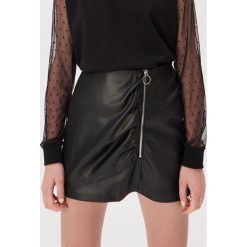 Mini spódnica z eko skóry - Czarny. Czarne spódniczki damskie Sinsay, s, bez wzorów, ze skóry, mini. Za 59,99 zł.