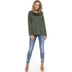 Wygodna Cienka Zielona Bluza z Szerokim Kominem. Zielone bluzki damskie marki Molly.pl, s, bez wzorów, bez rękawów, długie, bez kaptura. Za 129,90 zł.
