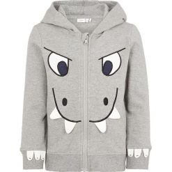 Bluza "Dino" w kolorze jasnoszarym. Szare bluzy niemowlęce name it boys, z aplikacjami, z bawełny, bez rękawów, bez kaptura. W wyprzedaży za 57,95 zł.