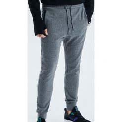 Sportowe joggery - Szary. Szare spodnie męskie Cropp, s, bez wzorów, sportowe. Za 89,99 zł.
