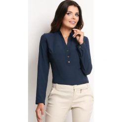Granatowa Elegancka Koszulowa Bluzka z Dekoltem „V” z Guziczkami. Niebieskie podkoszulki damskie Molly.pl, do pracy, s, bez wzorów, eleganckie, ze stójką, z długim rękawem. Za 103,90 zł.