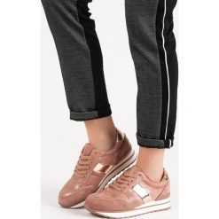PUDROWE OBUWIE SPORTOWE. Różowe buty sportowe damskie marki SEASTAR, bez wzorów, bez zapięcia. Za 76,90 zł.