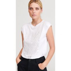 T-shirt z aplikacją - Biały. Białe t-shirty damskie Reserved, s, z aplikacjami, bez kołnierzyka. Za 49,99 zł.
