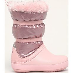 Crocs - Śniegowce dziecięce. Różowe śniegowce dziewczęce Crocs, z okrągłym noskiem, bez zapięcia. W wyprzedaży za 159,90 zł.
