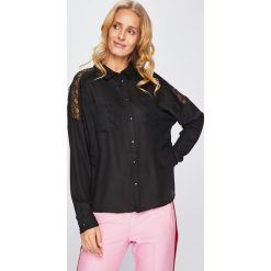 Vero Moda - Koszula. Niebieskie bluzki damskie Vero Moda, na co dzień, s, w koronkowe wzory, z poliesteru, klasyczne, z klasycznym kołnierzykiem, z długim rękawem. W wyprzedaży za 69,90 zł.