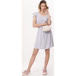 Szara Sukienka Winterweight. Szare sukienki damskie Born2be, na imprezę, s, bez wzorów, eleganckie, bez kołnierzyka, bez rękawów, mini, sportowe. Za 49,99 zł.