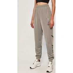 Adidas Originals - Spodnie. Szare spodnie damskie adidas Originals, z aplikacjami, z poliesteru. Za 269,90 zł.
