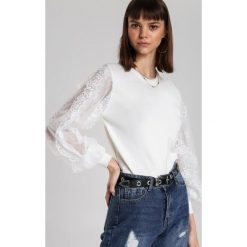 Biała Bluzka Jackson. Białe bluzki damskie Renee, s, z aplikacjami, z koronki, casualowe, z okrągłym kołnierzem, z długim rękawem. Za 109,99 zł.